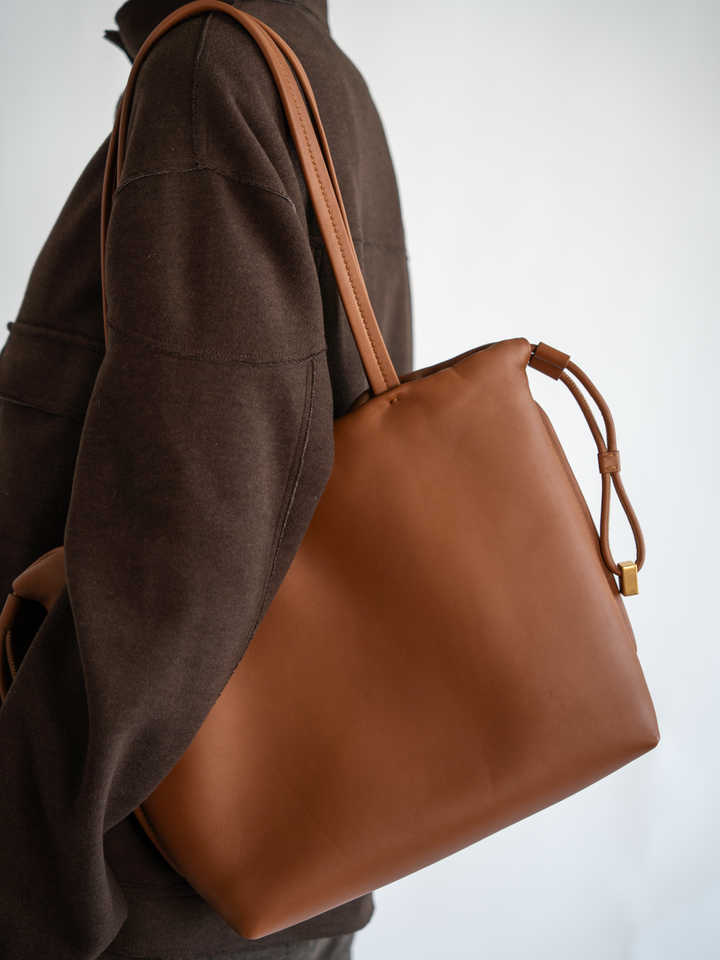 Medium Tote in Caramel